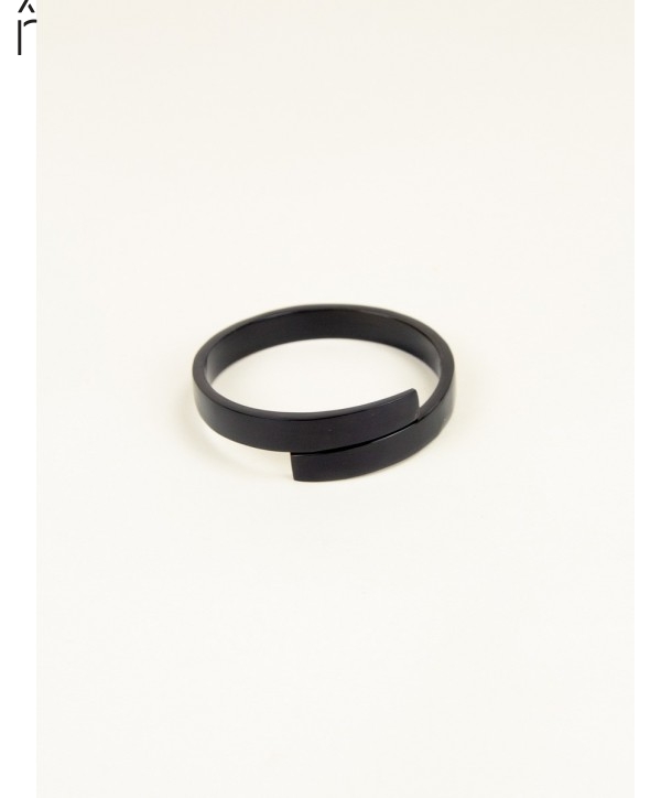 Ruban open bracelet in black and white horn