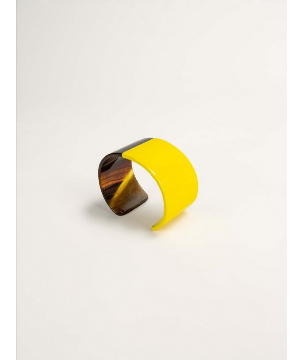 Yellow lacquered cuff in hoof