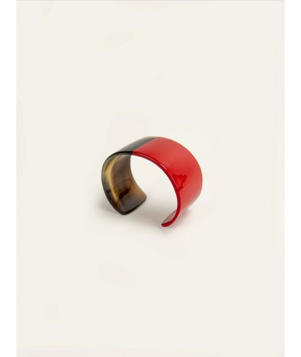 Red lacquered cuff in hoof