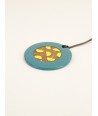 Pendentif rond aux motifs Ginkgo avec laque vert pétrole et jaune