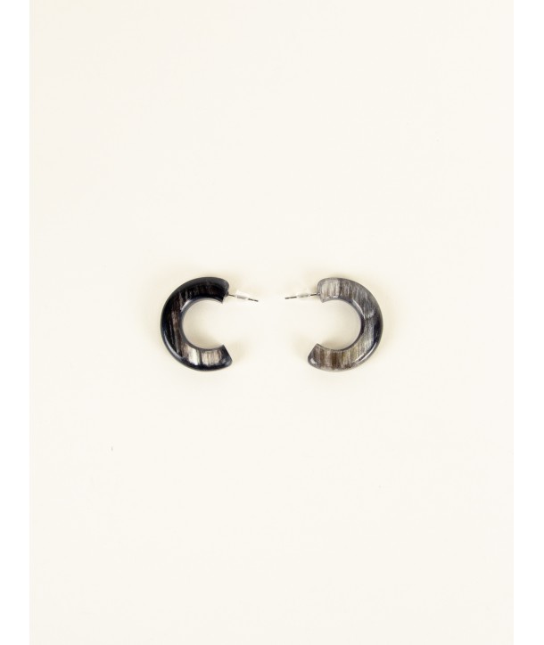 Thick hoop earrings in black horn