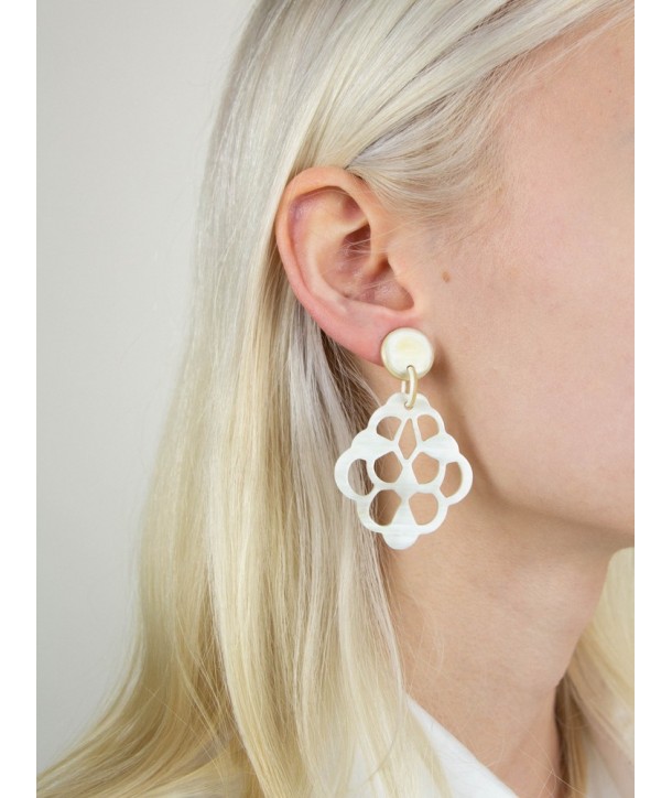 Pierced lace-shaped earrings in hoof