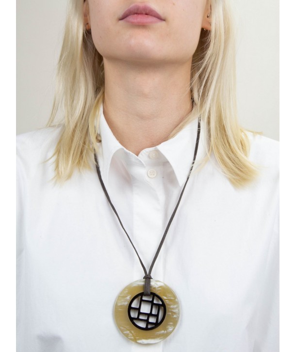 Checkered pendant circled with blond horn
