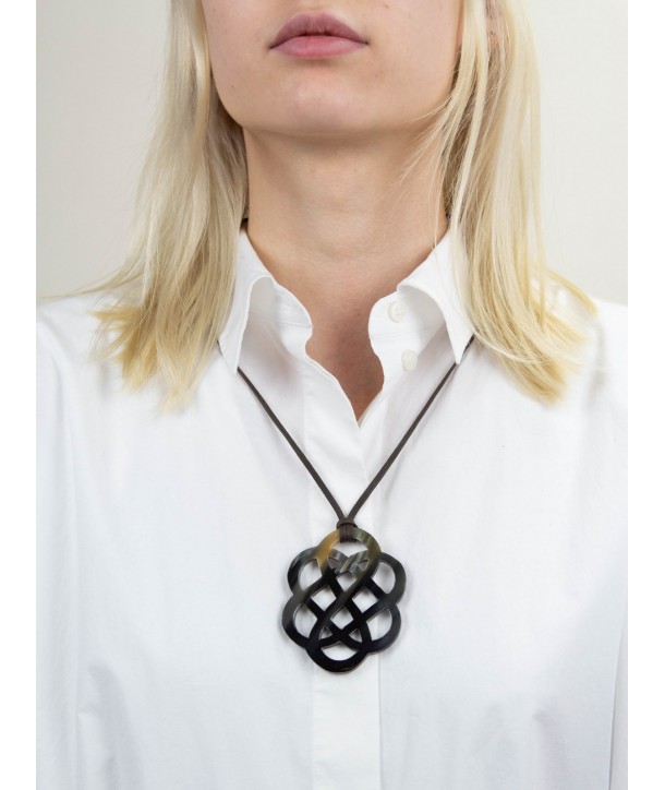 Flower pendant in marbled black horn