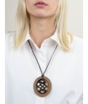 Pendentif oval en sabot avec motif longévité ajouré et laque café crème