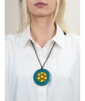 Pendentif rond aux motifs Ginkgo avec laque vert pétrole et jaune