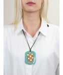 Pendentif oval aux motifs géométriques avec laque ivoire et kaki