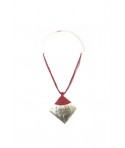 Pendentif losange en nacre brune gainé fil coton bordeaux