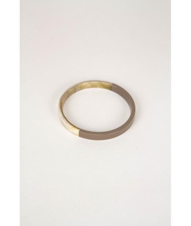 Bracelet fin avec laque café crème