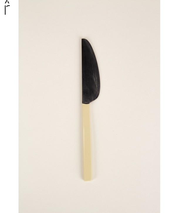 Couteau à beurre en corne noire avec manche laqué sable