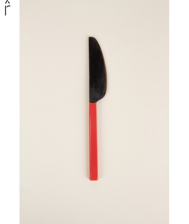 Couteau à beurre en corne noire avec manche laqué rouge