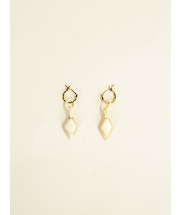 Losange brass earrings in blond horn