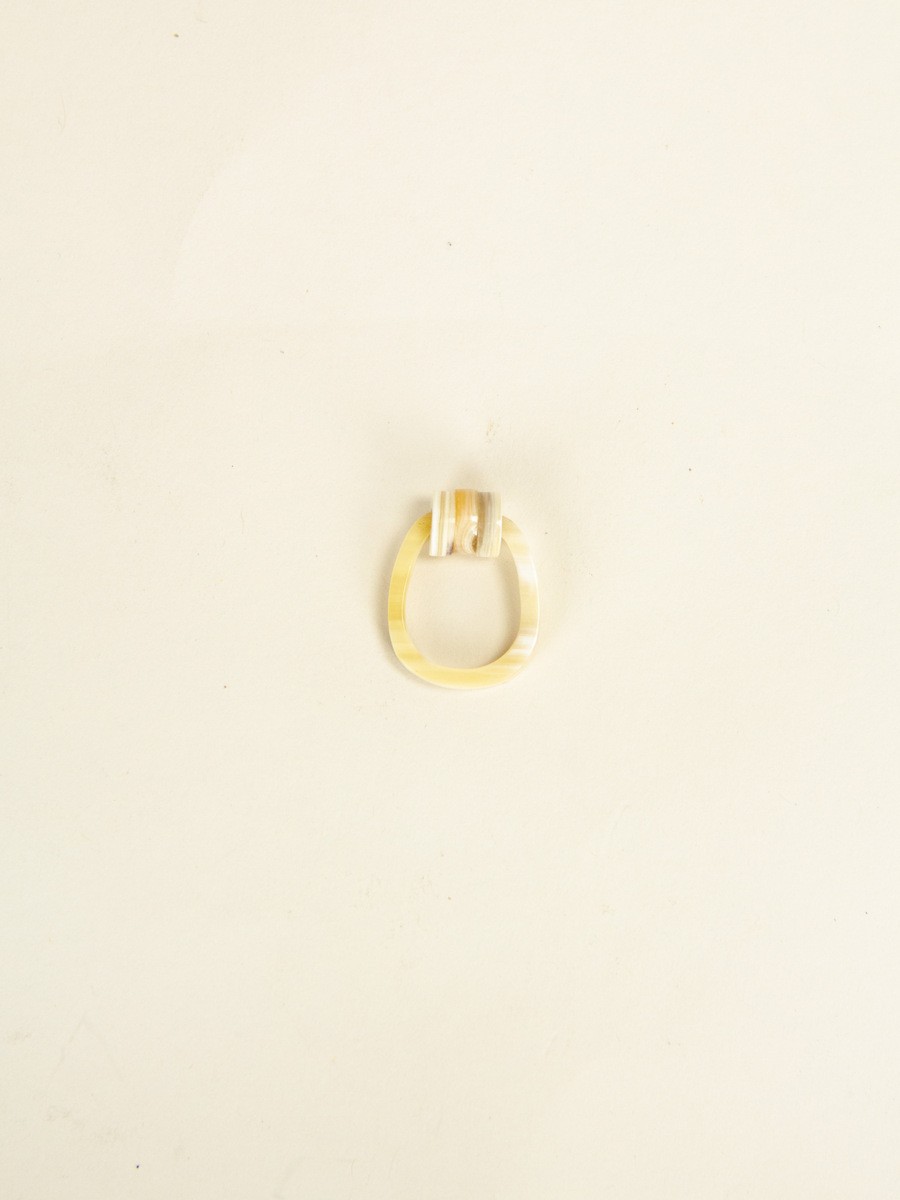 Chouchou ring in blond horn