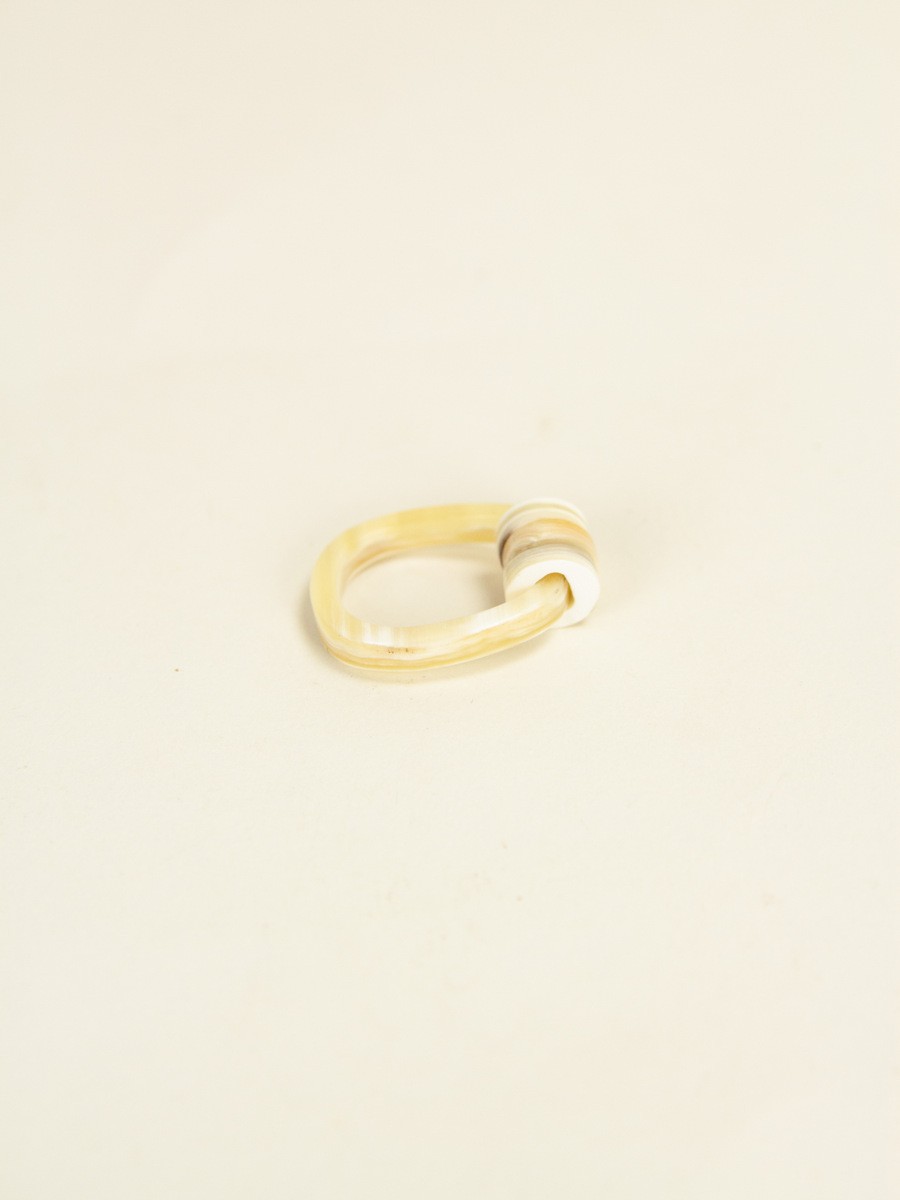 Chouchou ring in blond horn