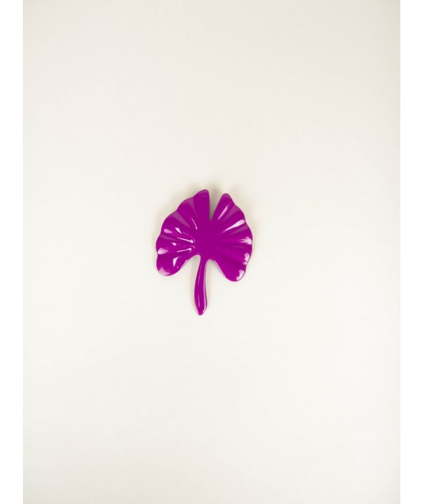 Broche ginkgo en corne noire et laque fuchsia