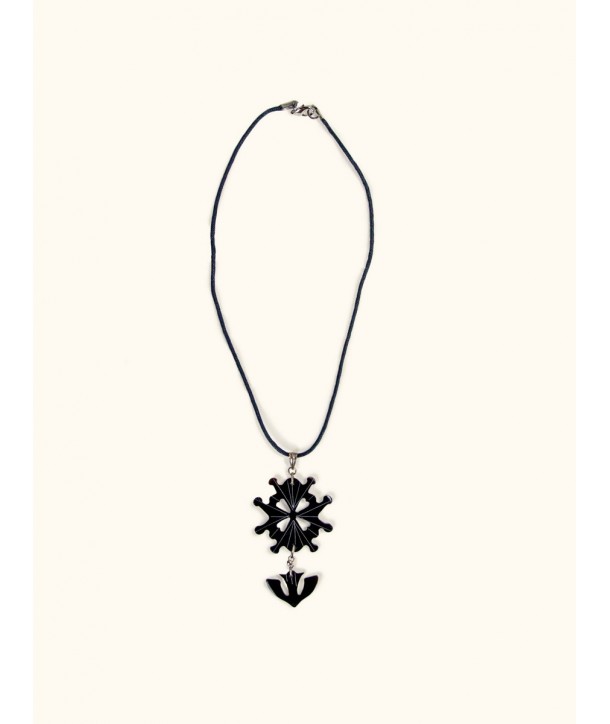 Pendentif croix huguenote corne noire sur cordon coton