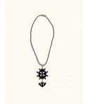Pendentif croix huguenote corne noire sur cordon coton