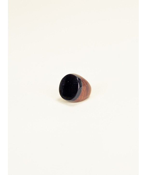 Round ring in wood and black horn