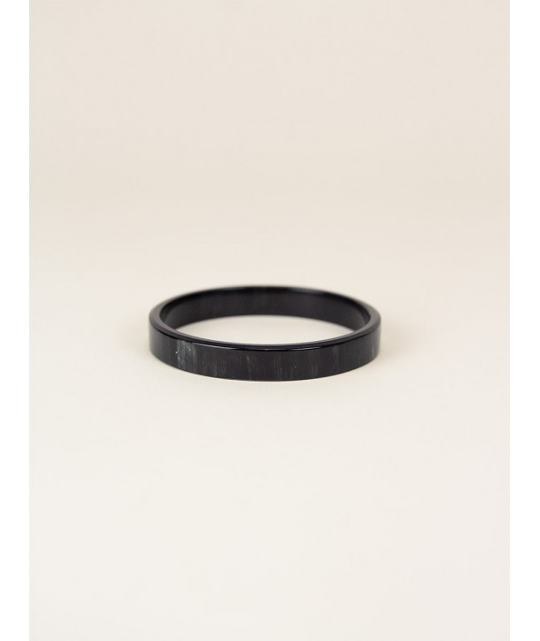 Square section bracelet in plain black horn