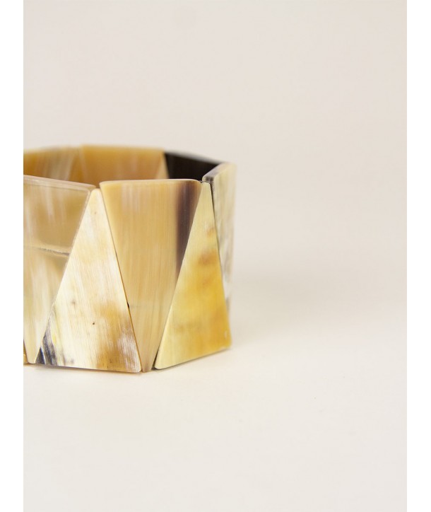 Articulated triangles bracelet in blond and marbled black horn