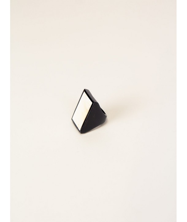 Square ring in blond and black horn