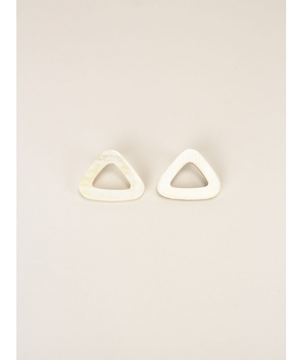 Open triangles earrings in blond horn