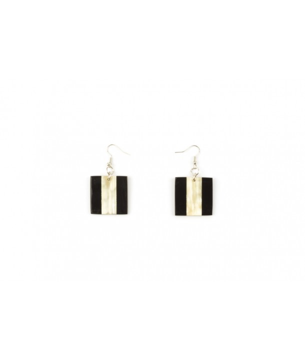 Square earrings in blond and black horn