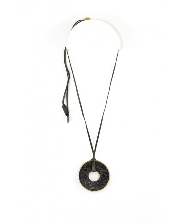 Pendentif rond en corne blonde serti cuir d'autruche noir