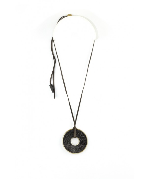 Round pendant in blond horn set with black ostrich leather