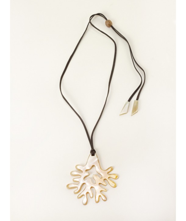 Pendentif grand corail en corne blonde