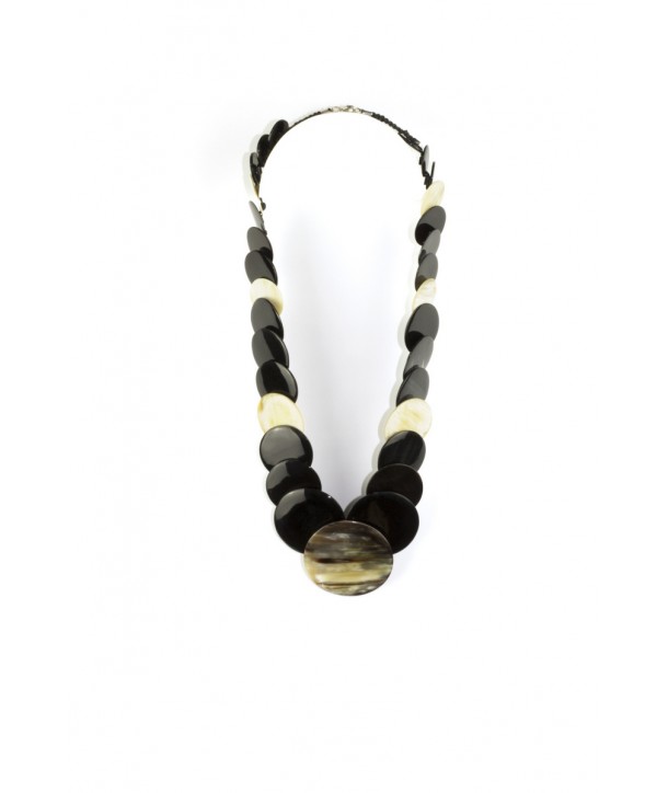 Necklace round scales in blond and black horn