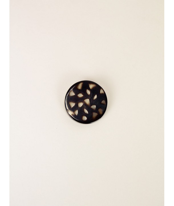 Round tortoiseshell effect brooch in horn