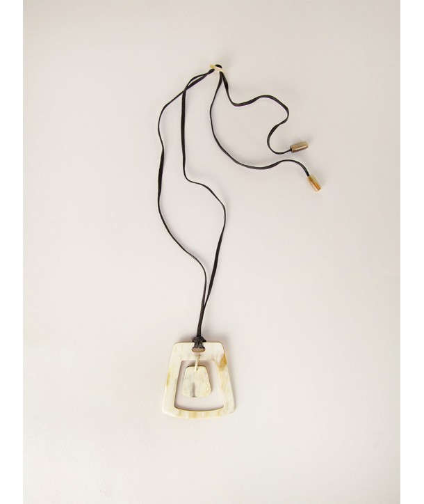Trapeze Pendant in Blond horn