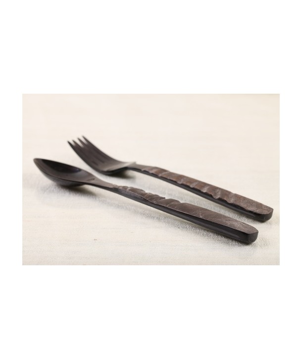 Fine cutlery in black horn with handles in raw horn