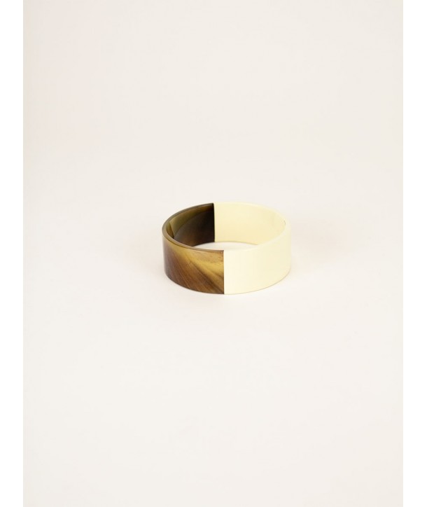 Ivory lacquered flat bracelet in horn