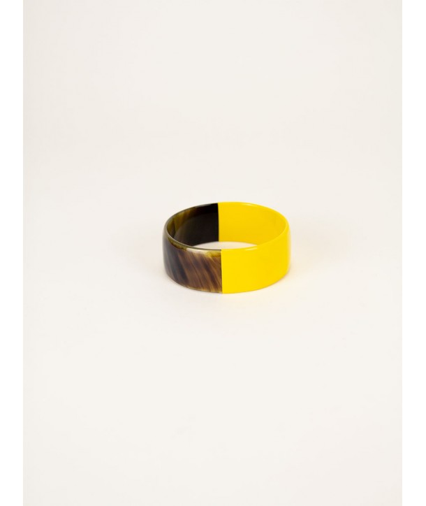 Yellow lacquered flat bracelet in horn