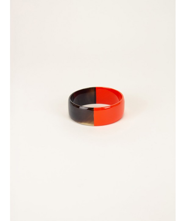 Orange lacquered flat bracelet in horn