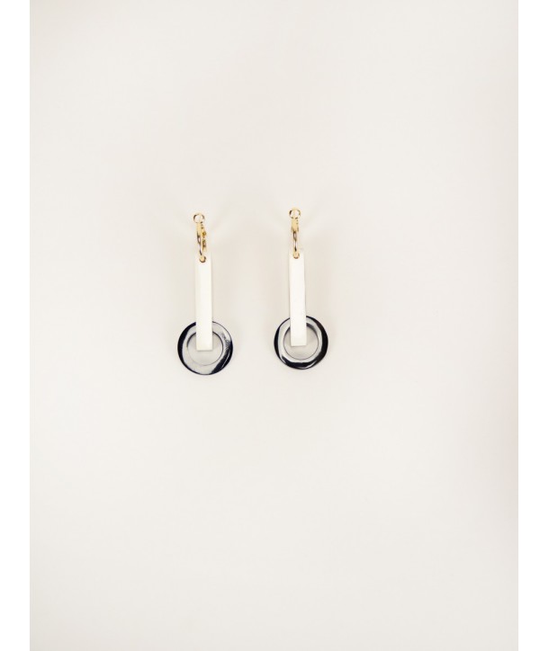 Pendule earrings in blond and black horn