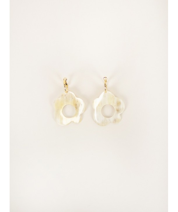 Marguerite earrings in blond horn