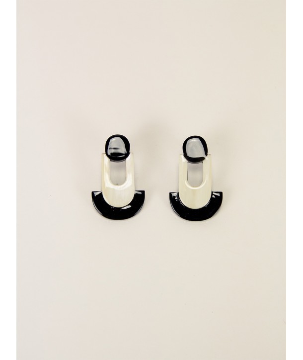 Geometric earrings in blond and black horn