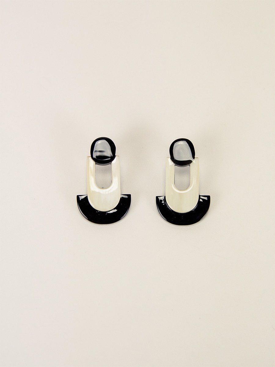 Geometric earrings in blond and black horn
