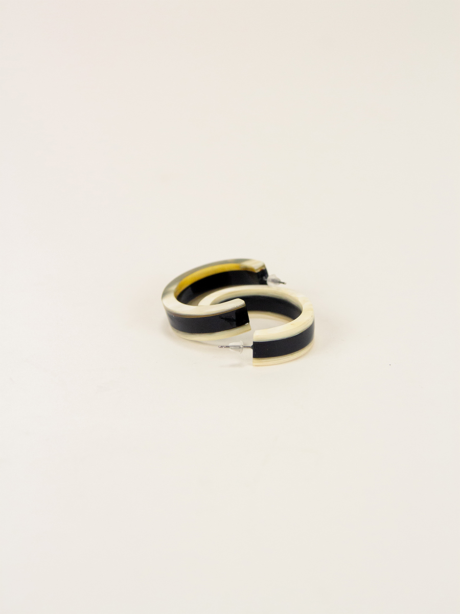 Bobine earrings in blond and black horn