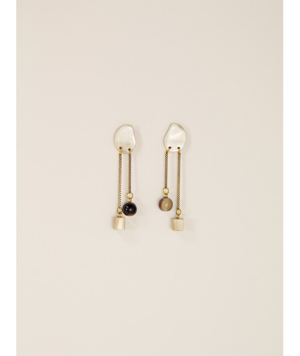 Mobile earrings in blond horn