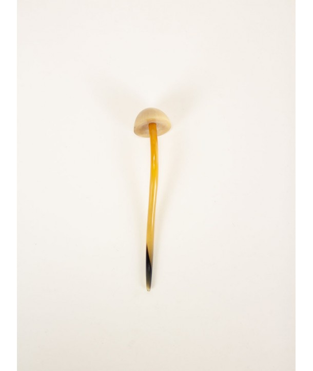 Hair pin with mushroom shape in blond horn