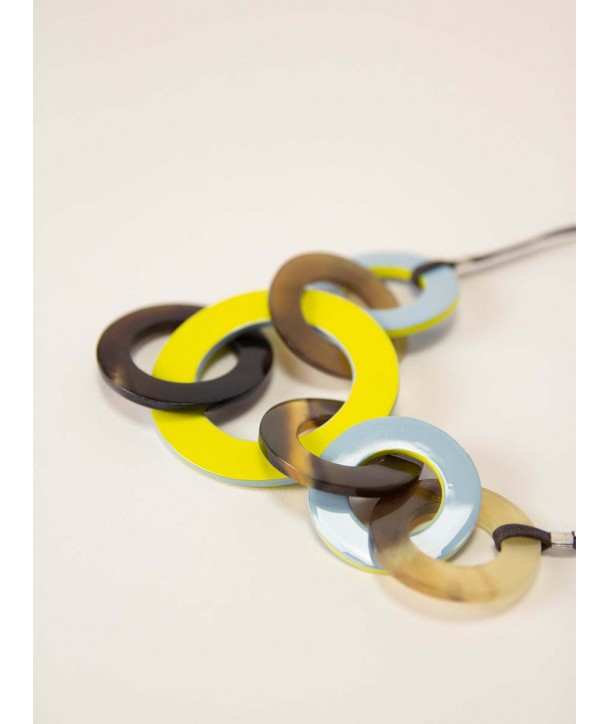 Destructurated necklace in horn with yellow and blue lacquer
