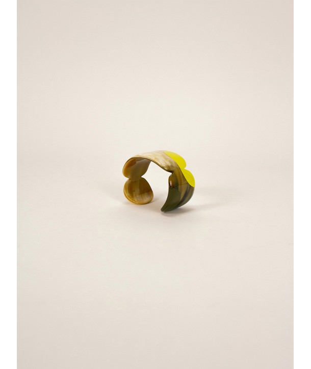 Blond horn and lime lacquer Nymphe cuff