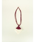Pendentif médaillon losange 6cm nacre blanche gainage fil coton bordeaux