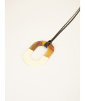 Pendentif anneau oval carré en sabot et laqué moitié ivoire
