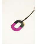 Pendentif anneau oval carré en sabot et laqué moitié Fuschia
