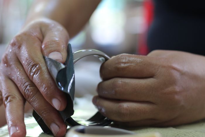 Polissage d'un bracelet laqué